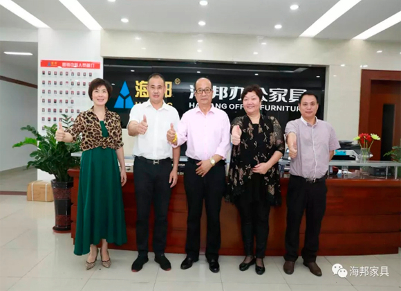 熱烈歡迎中國書畫家協(xié)會主席（辛建社）一行蒞臨海邦參觀指導(dǎo)